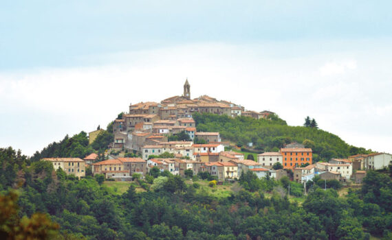 Vista da lontano di Monticello Amiata